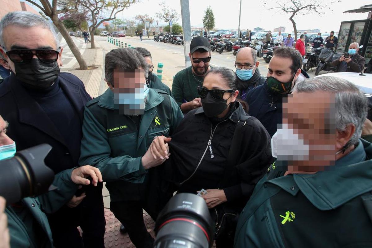 Llegada de Isabel Pantoja escolatada por la Guardia Civil.