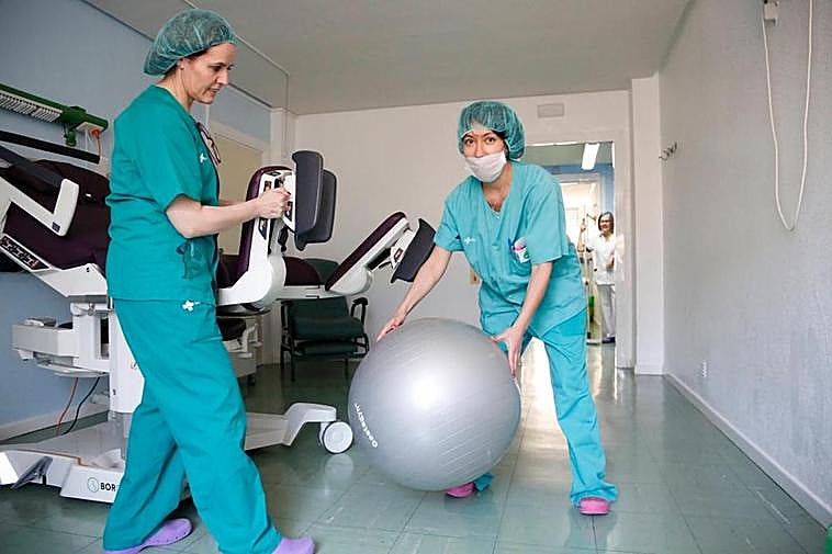 Una matrona coloca una de las pelotas de ejercicio para embarazadas.