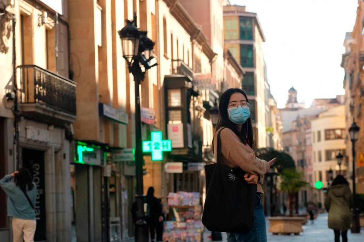 Una persona con mascarilla por la calle Toro de Salamanca.