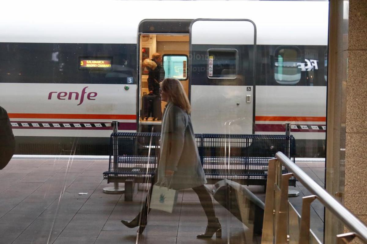 Un tren Alvia en la estación de Salamanca