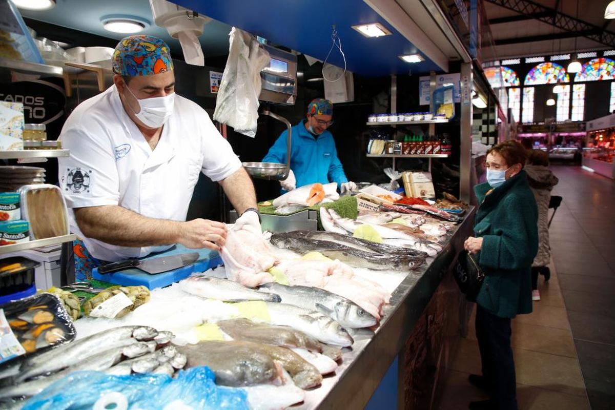 Sin falta de género en las pescaderías salmantinas del Mercado Central.