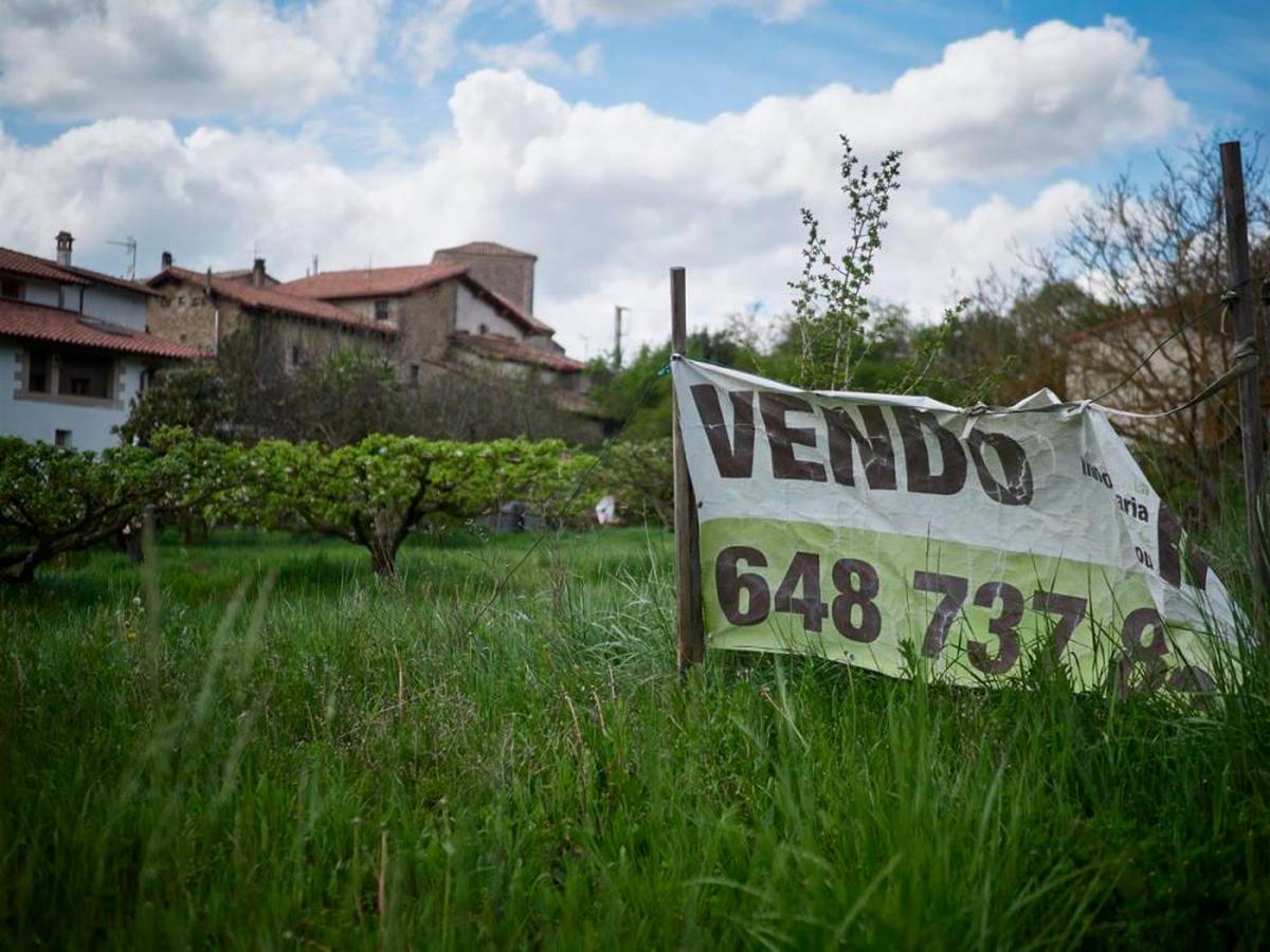 Cartel de “se vende” en un pueblo