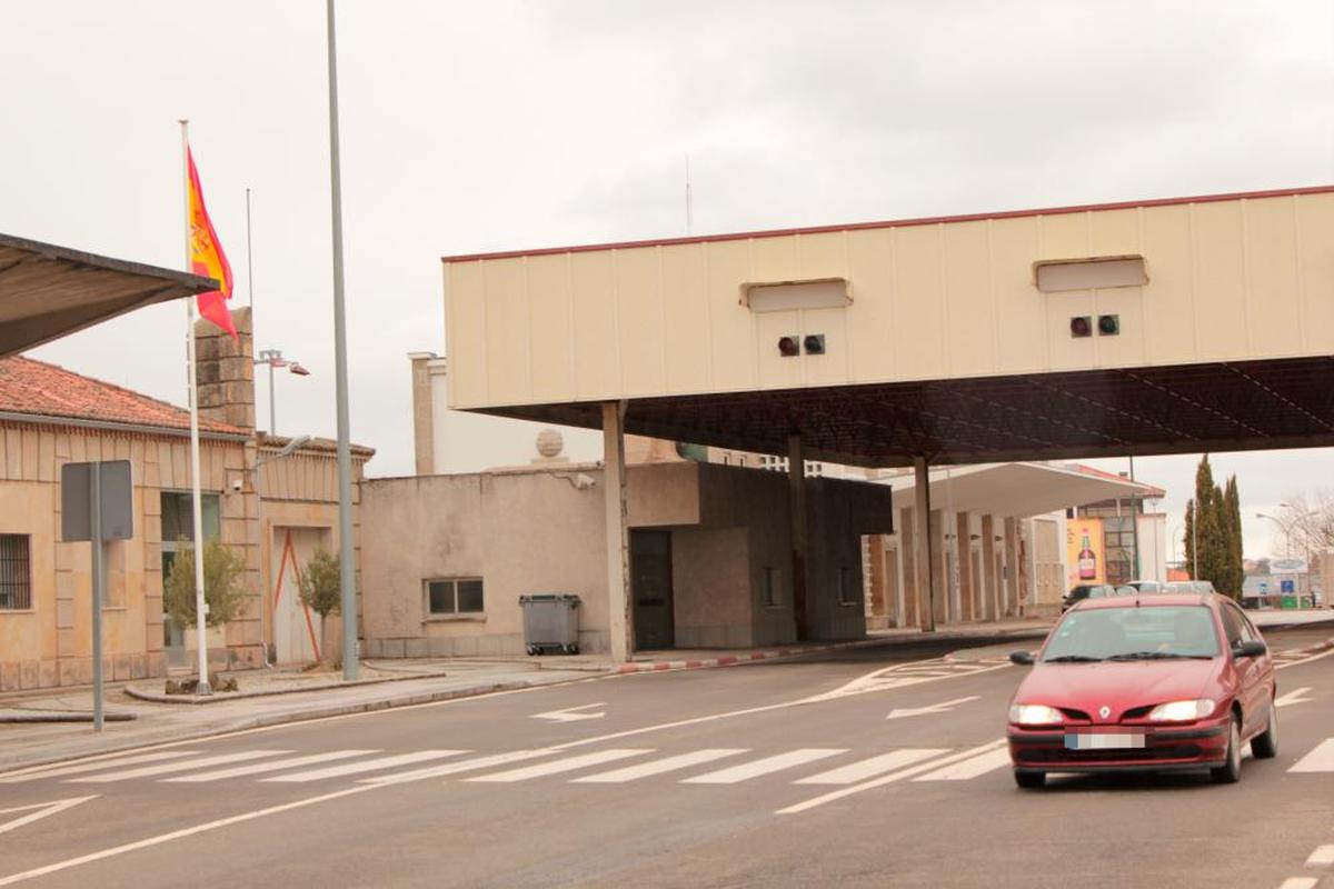 Un vehículo cruza la frontera desde Portugal para entrar en Fuentes de Oñoro.