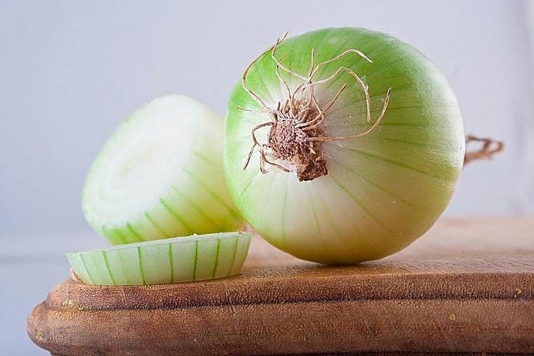 Una cebolla y media picada.