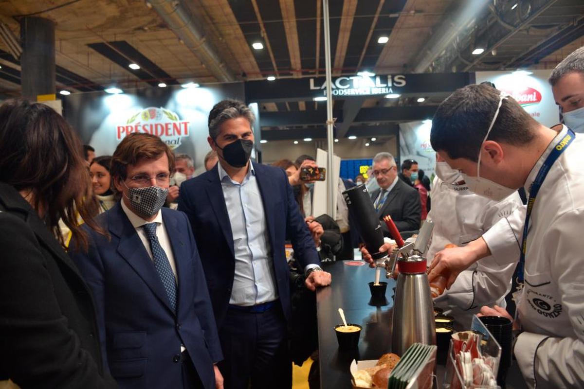 Almeida visita el stand de “El Mesón de Gonzalo” en Madrid Fusión