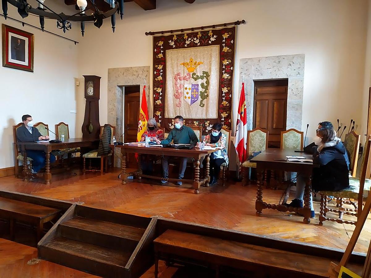 Sesión plenaria celebrada, con los asientos libres del PP a la izquierda de la imagen.