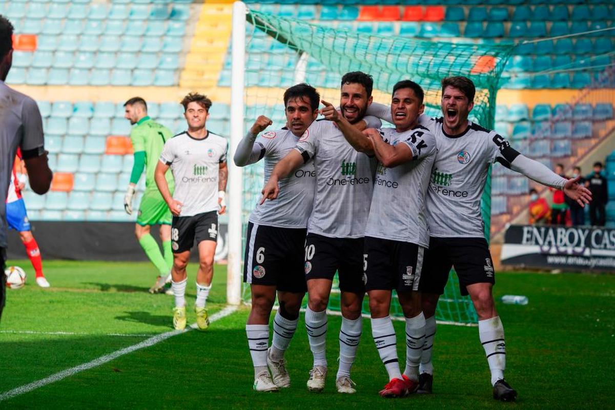 Telles, Benito, Gustavo y Amaro celebran el tanto decisivo ante el Navalcarnero