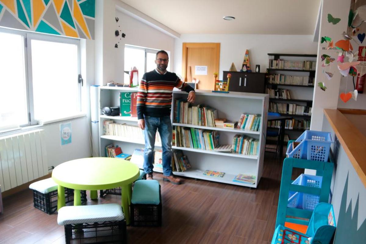 El alcalde de Huerta, Juan Alberto Ramos, en la nueva biblioteca.