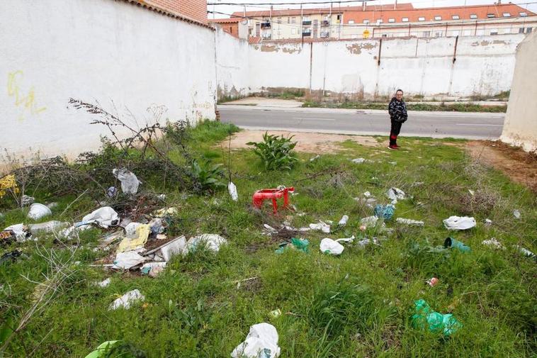 Suciedad en uno de los solares del barrio.