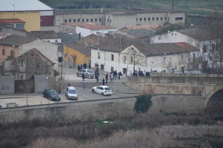 Vecinos a primera hora de esta mañana en una de las calles donde han tenido lugar los registros