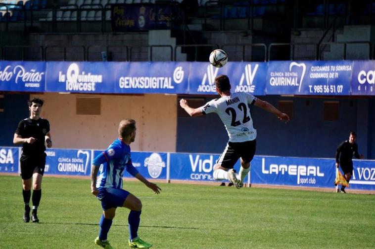 Manín trata de bajar el balón en una jugada del encuentro.