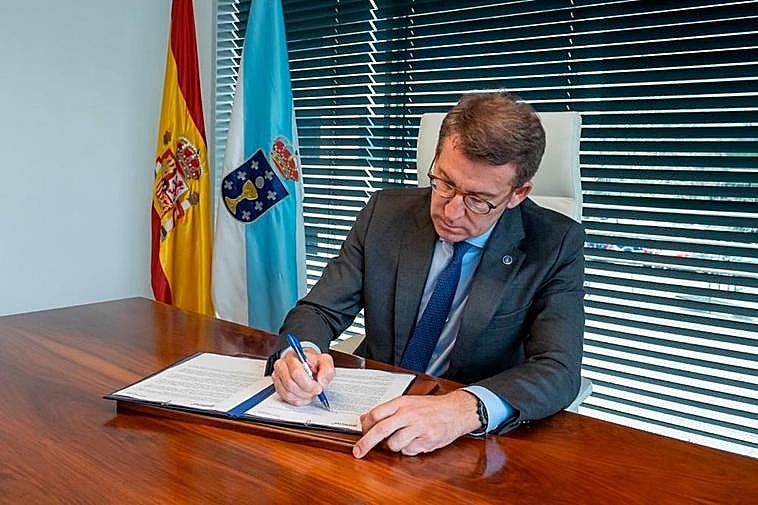 Alberto Nuñez Feijóo firmando el acta de dimisión.