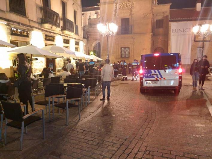 Una patrulla de la policía local junto al palacio de Monterrey