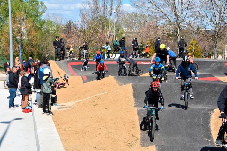 Un nutrido grupo de jóvenes inauguró el circuito de Pump Track