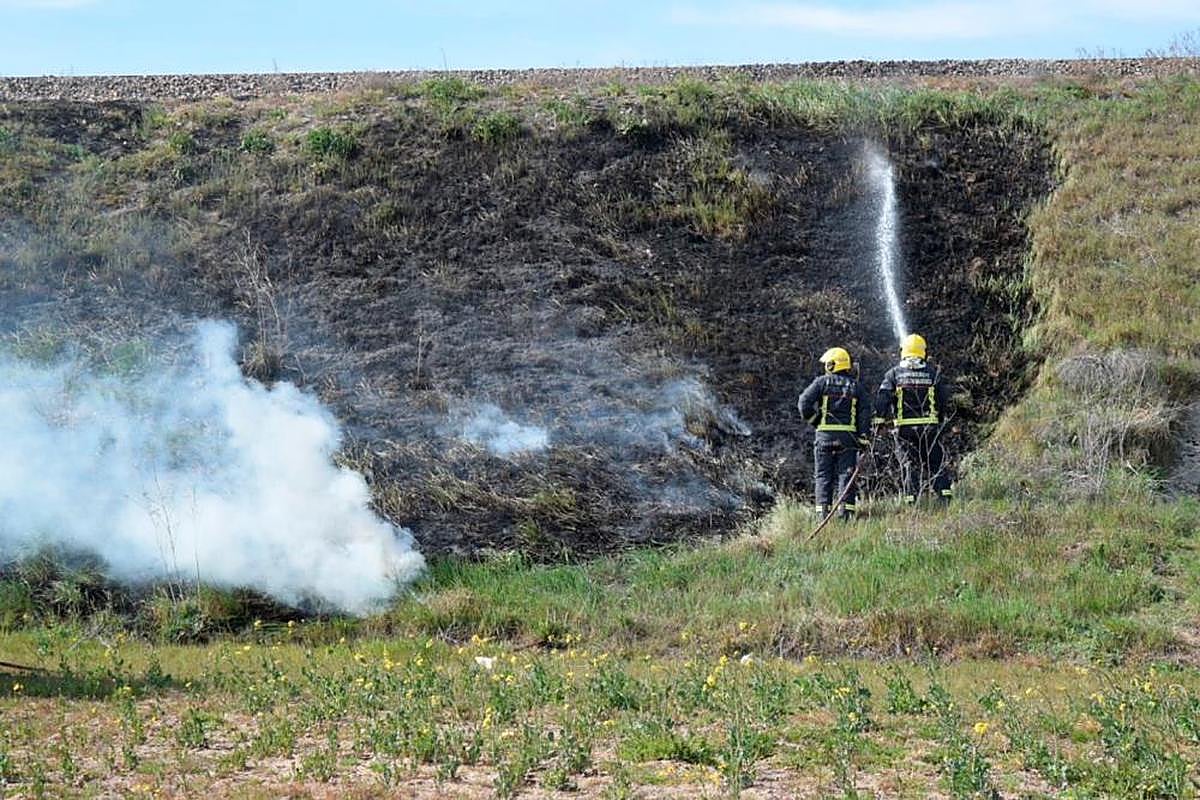 Los bomberos durante las labores de extinción del incendio.