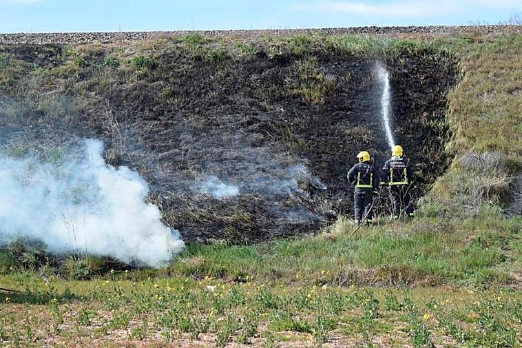 Los bomberos durante las labores de extinción del incendio.