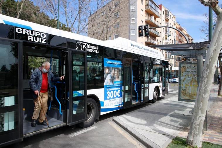 Un viajero, a punto de bajar de uno de los autobuses urbanos de Salamanca propulsados por gas natural.