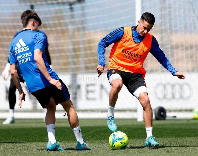 Bruno Iglesias (i) disputando un balón con Lucas Vázquez.