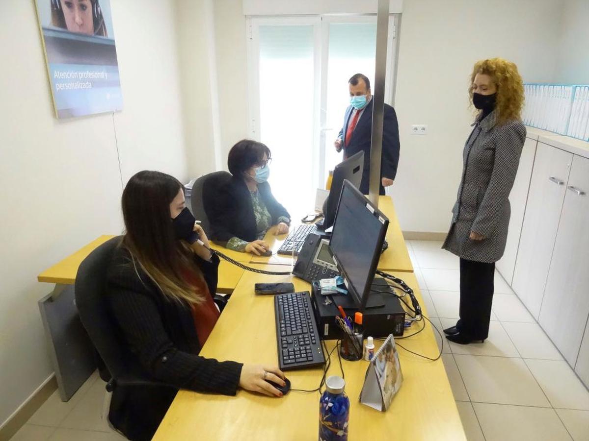 La concejala Ana Suárez, visitando las oficinas del servicio municipal de teleasistencia.