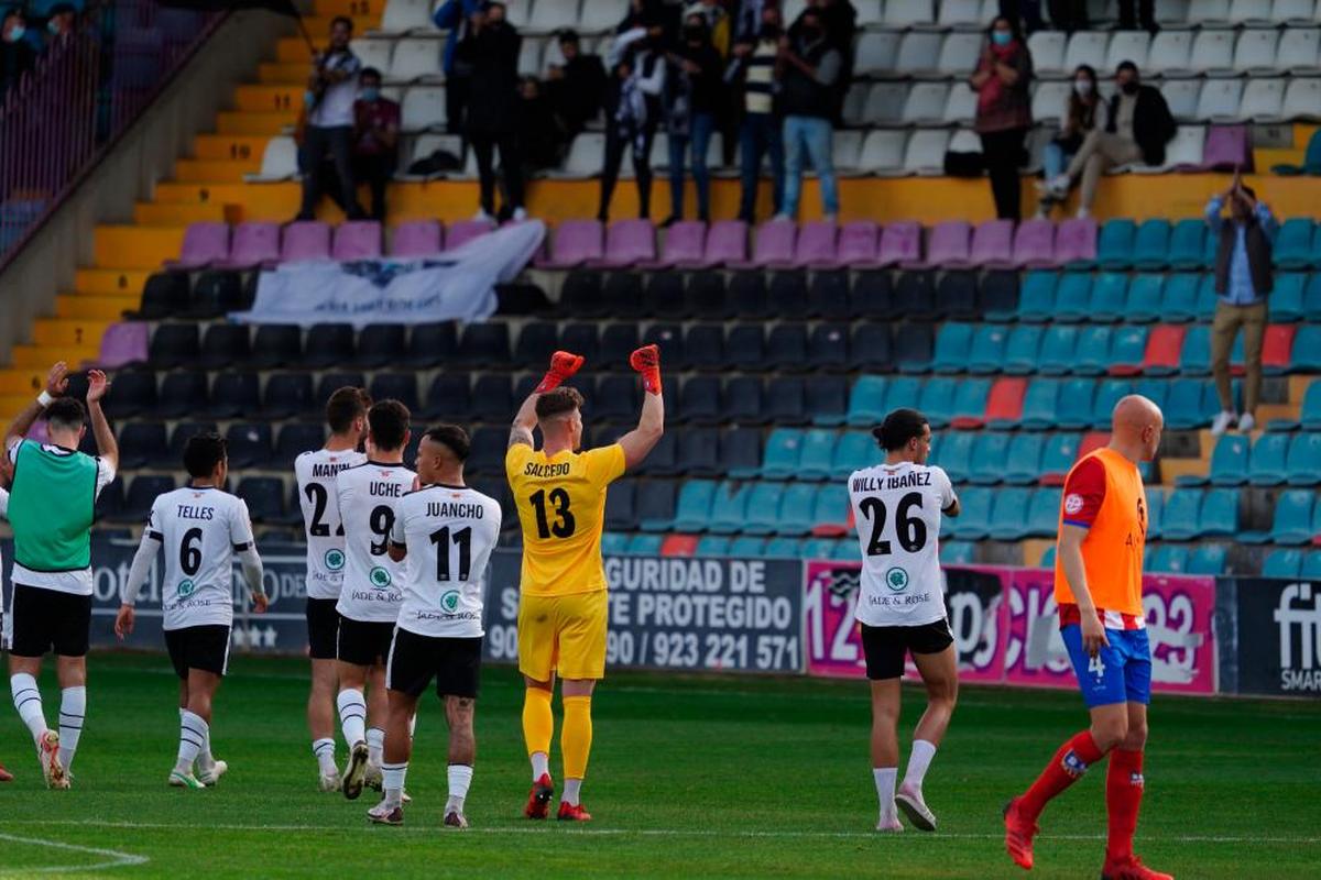 Los jugadores del Salamanca aplauden a la afición tras ganar al Navalcarnero en el Helmántico