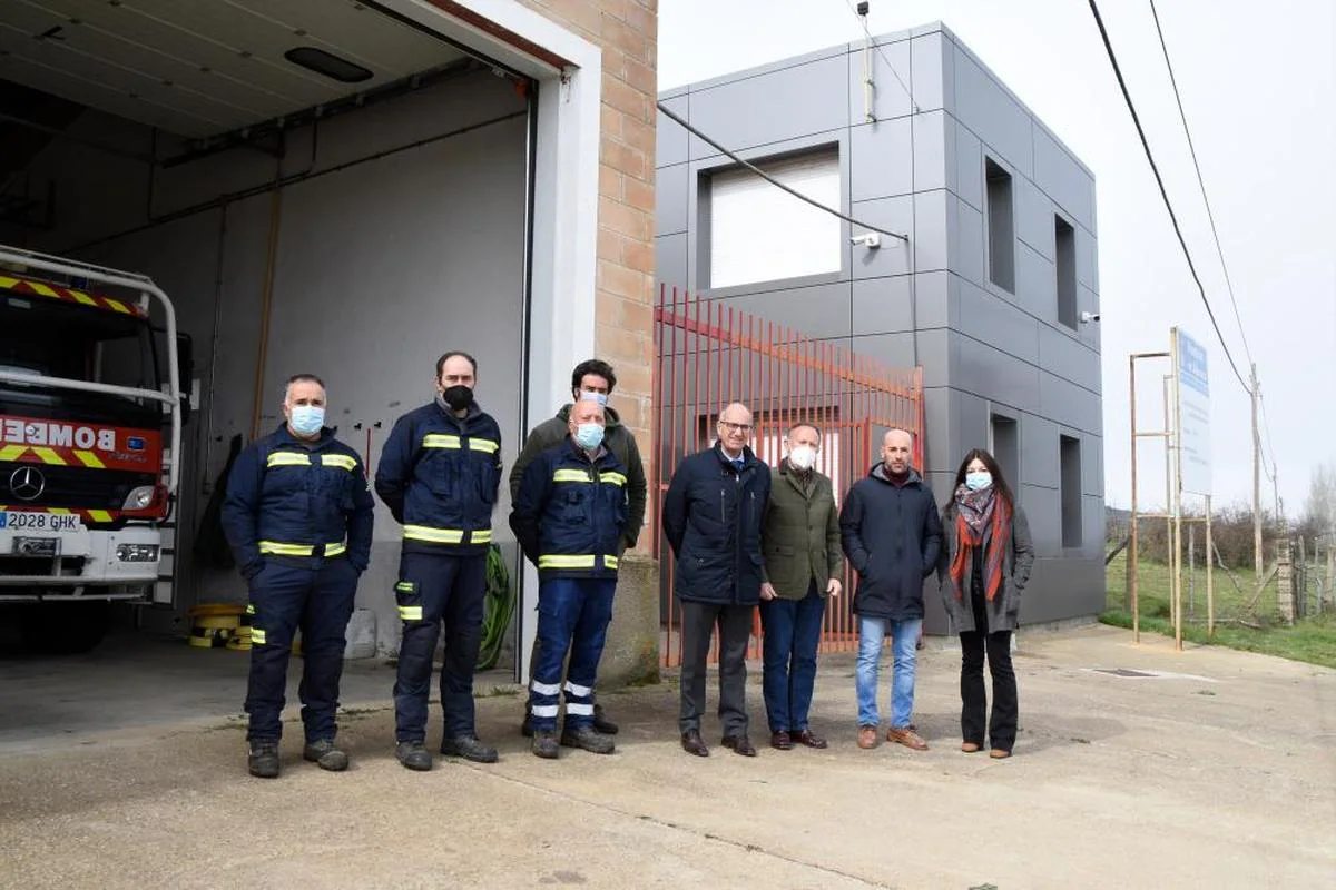 Autoridades provinciales y locales con los bomberos voluntarios de Tamames en la presentación de la reforma del parque comarcal