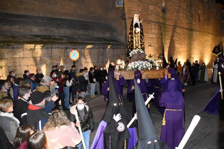 La imagen de la Virgen Dolorosa de la Cofradía de Jesús Nazareno en el inicio de la procesión.