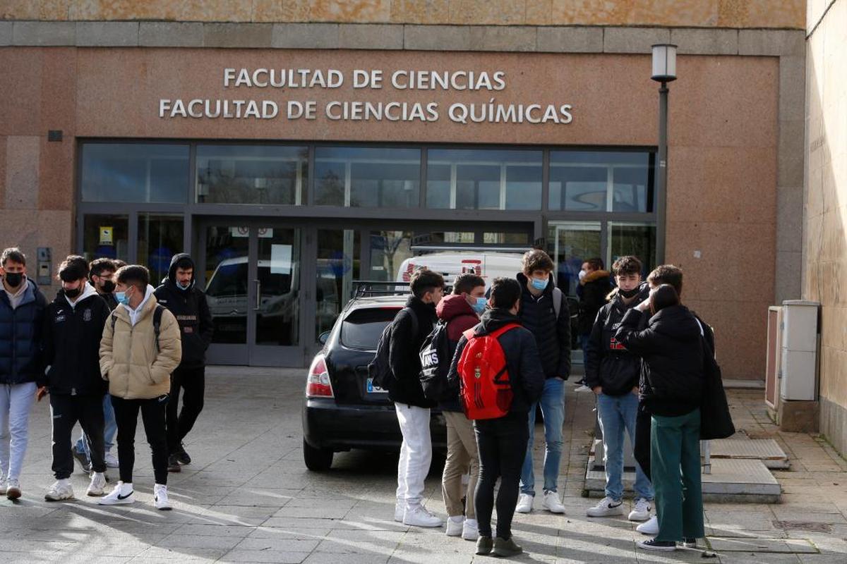 Varios universitarios frente a la facultad de Químicas