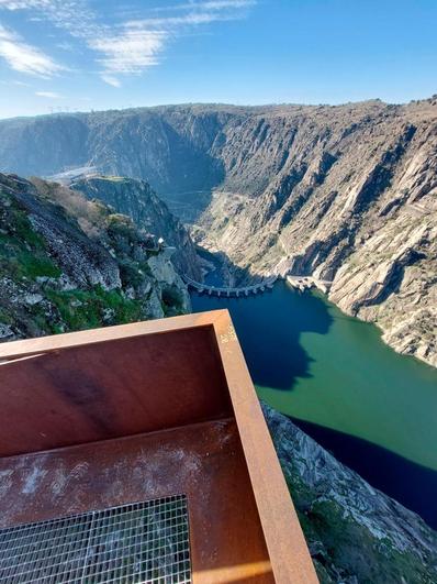 Impresionante visión de la presa de Aldeadávila desde la nueva infraestructura turística.