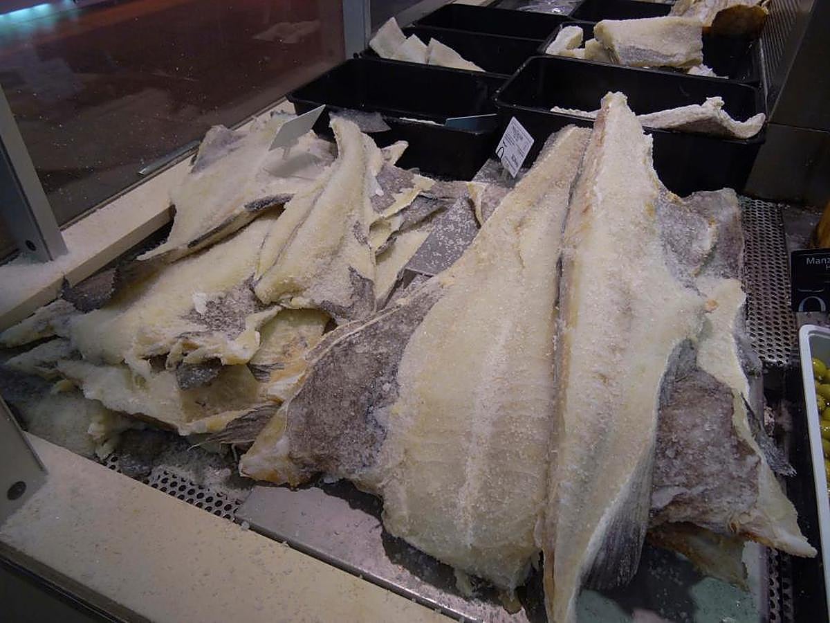 Establecimiento del Mercado Central con bacalao salado.
