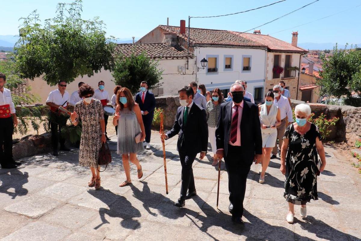 El juez de paz, segundo por la derecha, acompaña a las autoridades en las fiestas. Aquí, día de San Roque en Puente del Congosto.