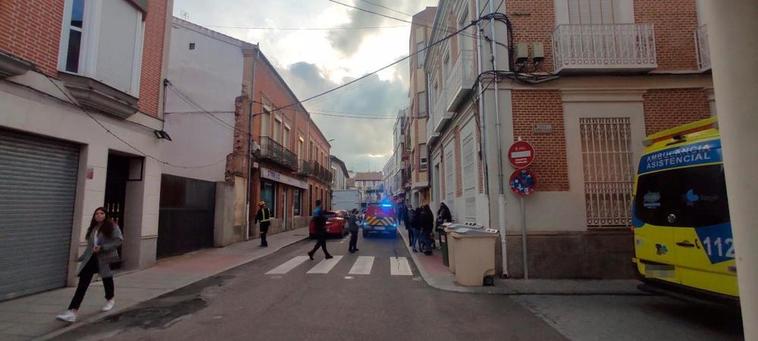 Una ambulancia y Bomberos en el lugar de los hechos.