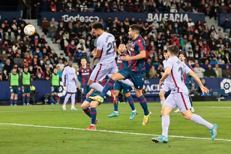 Aubameyang cabecea un balón para marcar el primer gol ante el Levante.