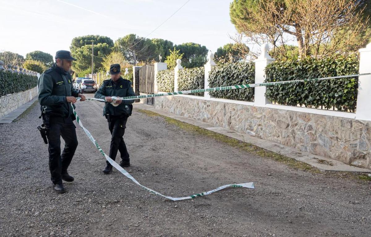 Agentes de la Guardia Civil acordonan la vivienda en la que se están produciendo los registros.