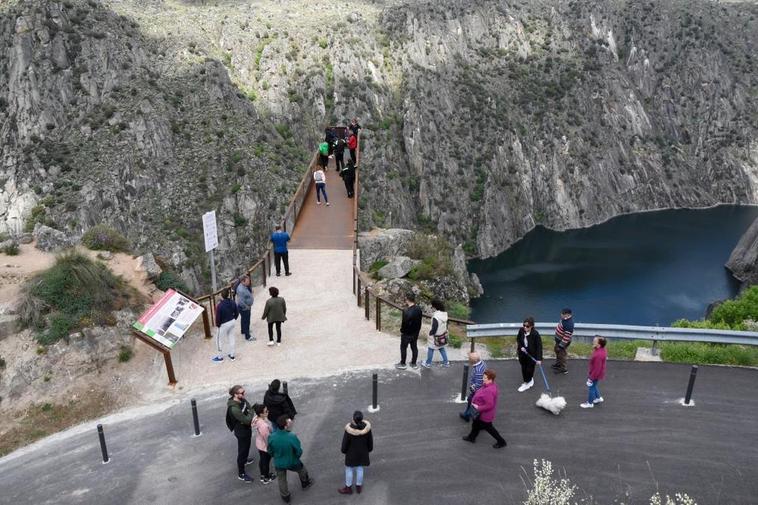 Cientos de turistas se acercaron hasta Aldeadávila de la Ribera en el primer día de apertura del nuevo Mirador del Fraile