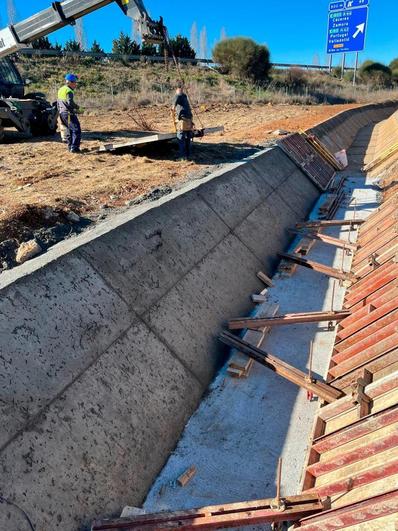 Operarios trabajan en el mantenimiento del canal de Villagonzalo.