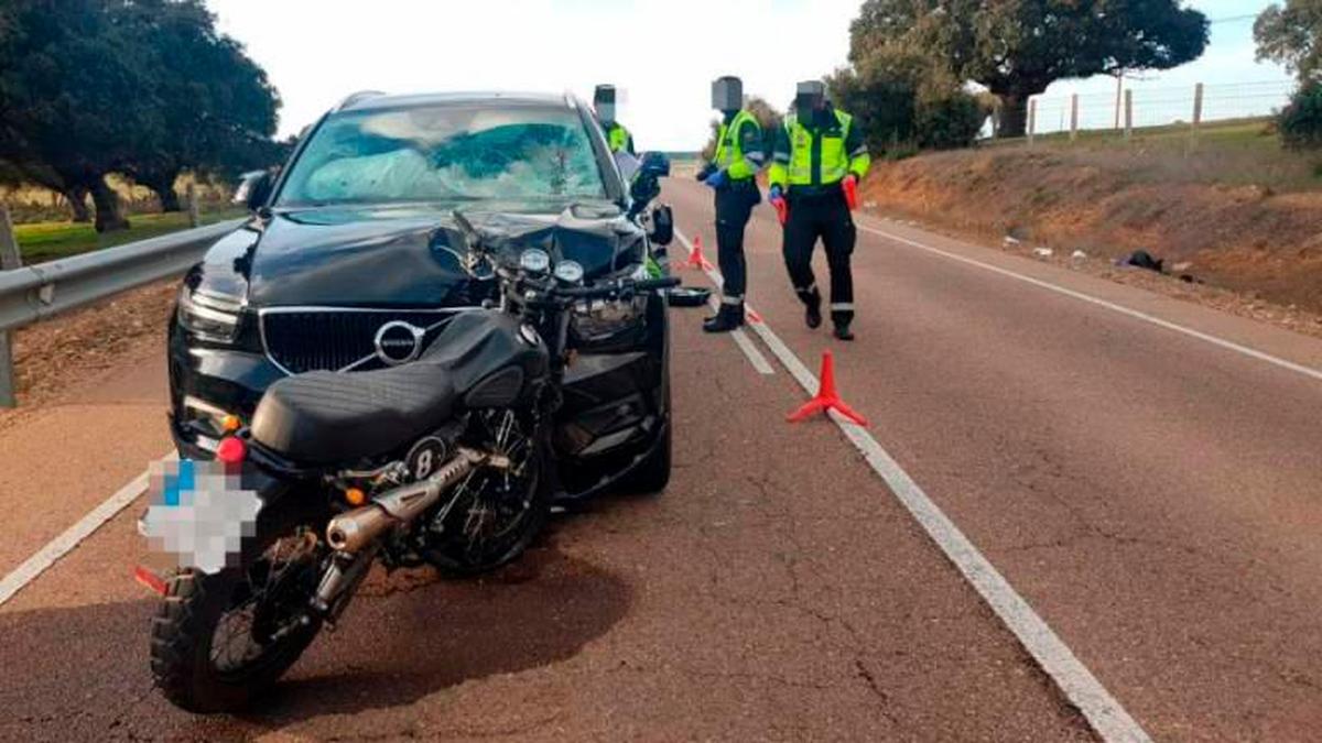 Agentes de la Guardia Civil junto al coche y la moto implicados en al accidente.