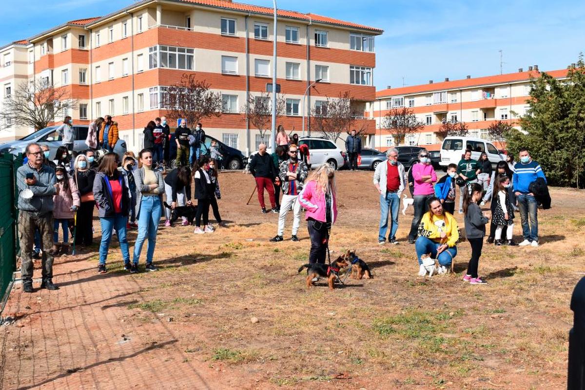 Algunos de los asistentes al estreno del parque canino