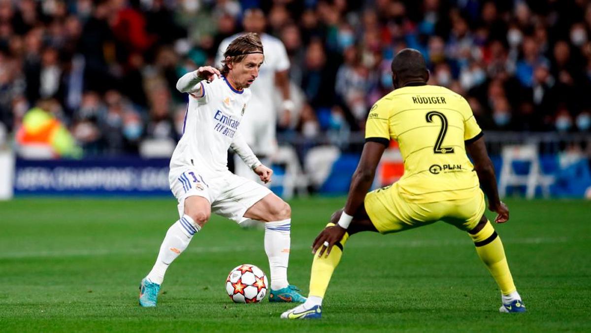 Modric controla el balón ante Rüdiger.