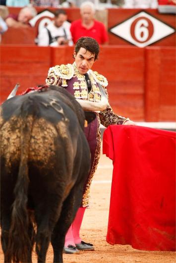 López Chaves, ante un toro de la ganadería de Adelaida Rodríguez en La Glorieta.