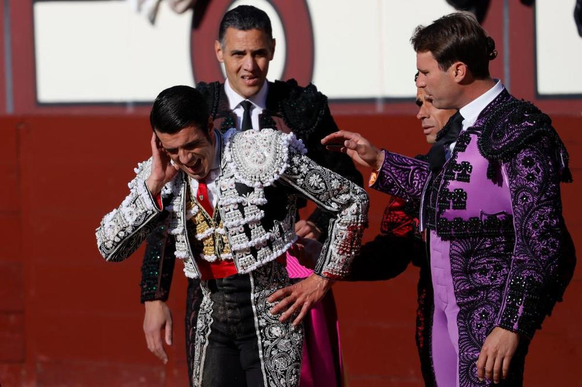 Emilio de Justo, muy dolorido tras el percance y antes de ser conducido a la enfermería.