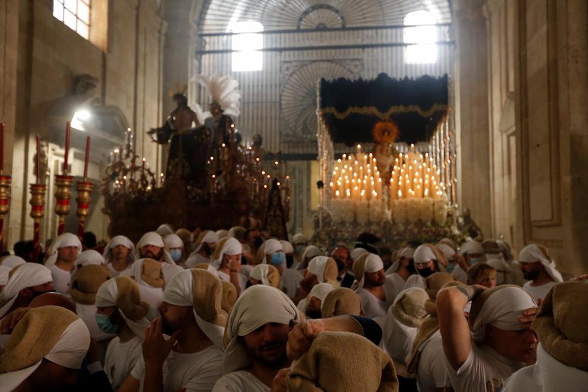 Costaleros de Jesús Despojado y Caridad y Consuelo, antes de la salida del Domingo de Ramos.