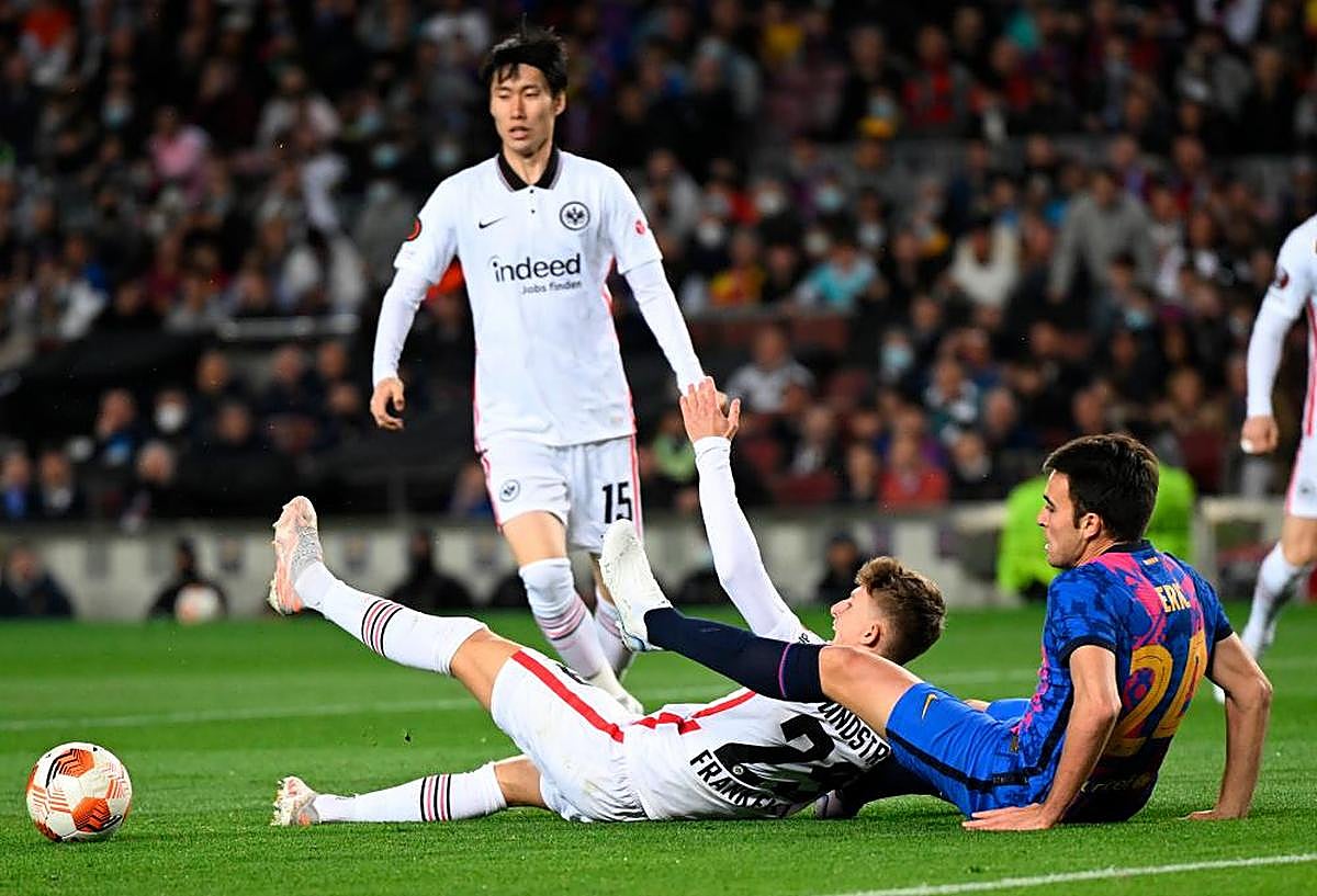 Eric García en una pelea por el balón