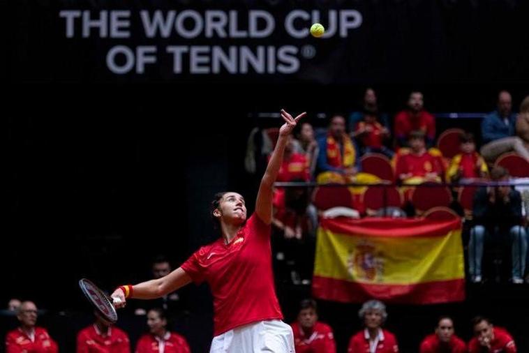 Sara Sorribes realiza un saque durante su partido ante Arantxa Rus