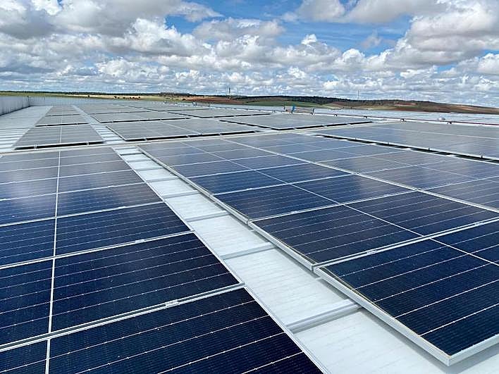Instalación de autoconsumo montada en el tejado de una empresa salmantina