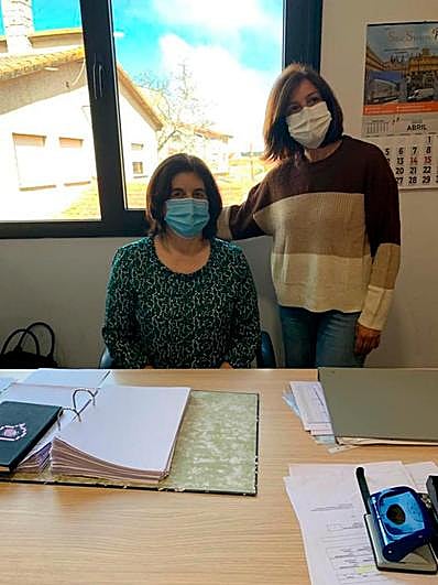 La edil Soledad García junto a la técnico Trinidad Garzón.