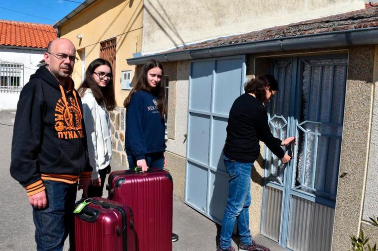 Víctor, Rosa, Alba y María Rosa, abriendo su casa en Encinas de Arriba.