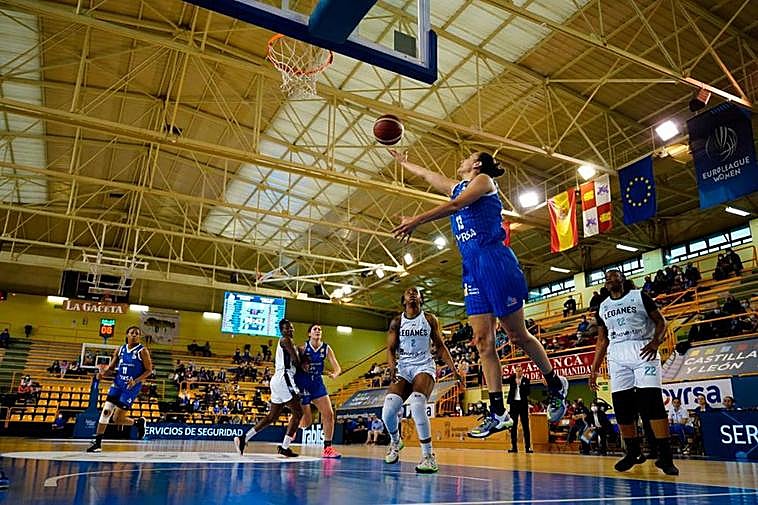 Andrea Vilaró haciendo una bandeja.