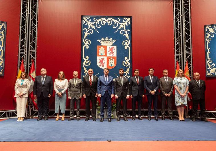 Foto de familia del nuevo Gobierno de la Junta de Castilla y León.