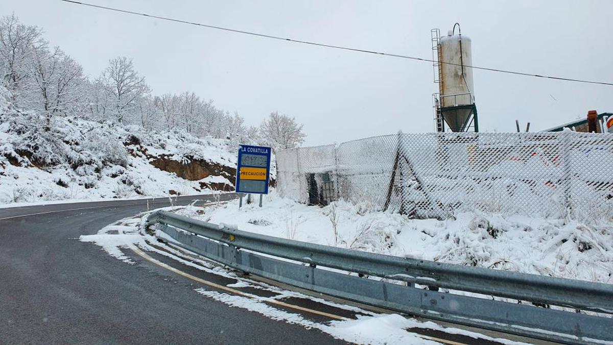 Nieve en La Hoya y la carretera de acceso a La Covatilla. | TEL