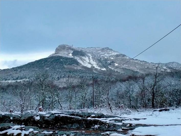 La peña de Francia y sus estribaciones, cubiertas de nieve.